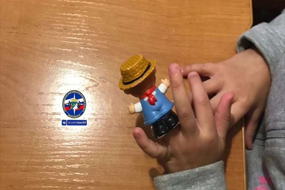 В Новосибирске трехлетняя девочка надела на безымянный пальчик игрушку. Фото: "МАСС".