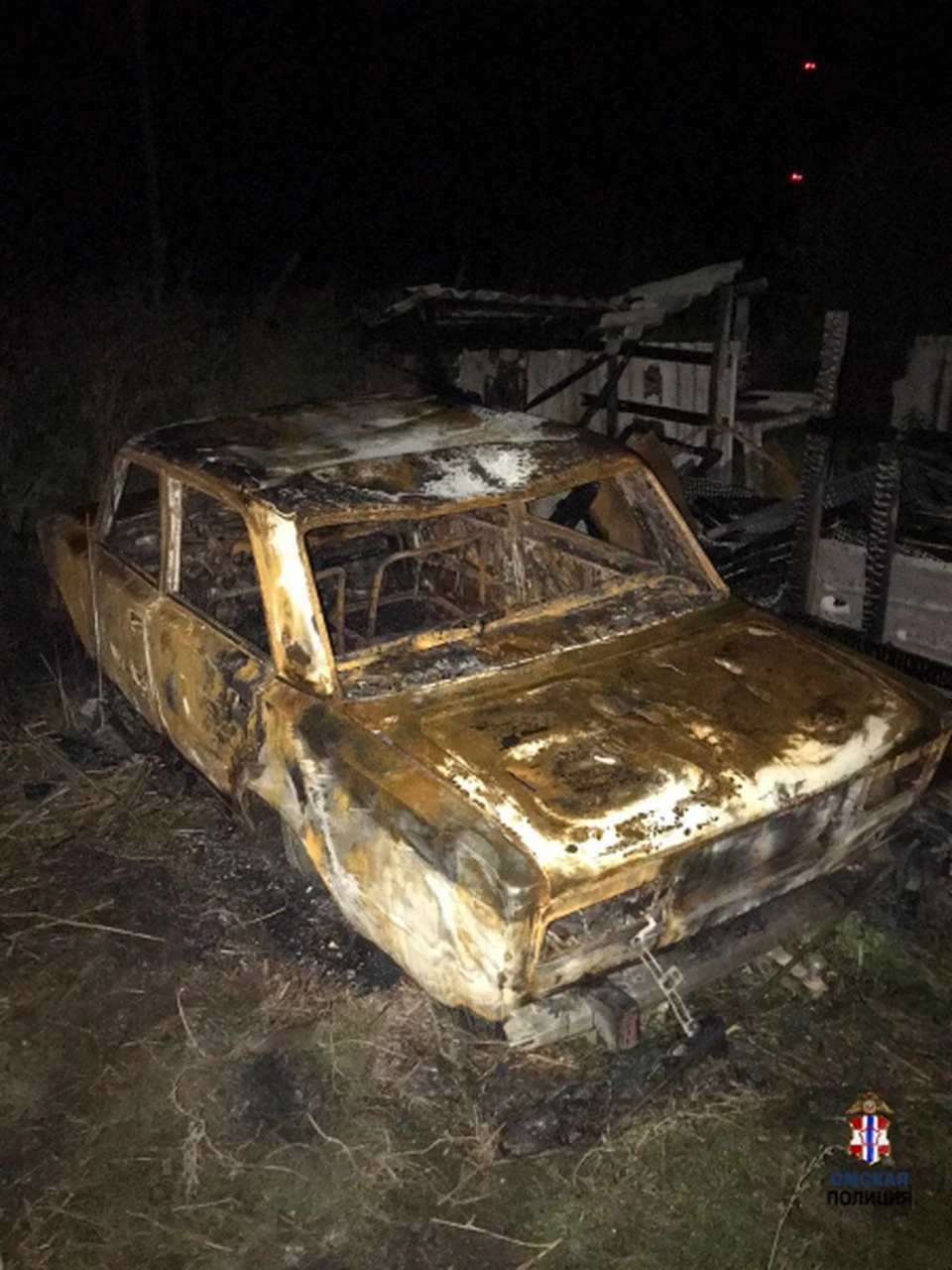Полицейские смогли найти только обгоревшие остатки от автомобиля.