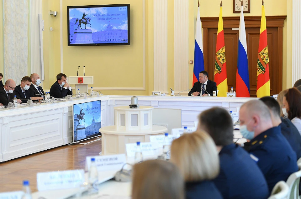 На заседании областного правительства обсудили вопрос премирования победителей и призёров регионального этапа конкурсов «Учитель года России» и «Воспитатель года России».