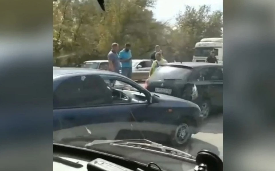 На объездной в Симферополе произошло массовое ДТП. Фото: скриншот из видео