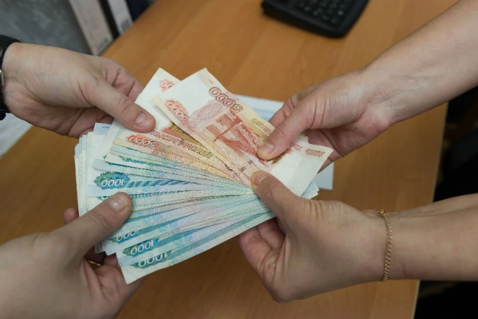 Двух сотрудников иркутской нефтяной компании оштрафовали за коммерческий подкуп