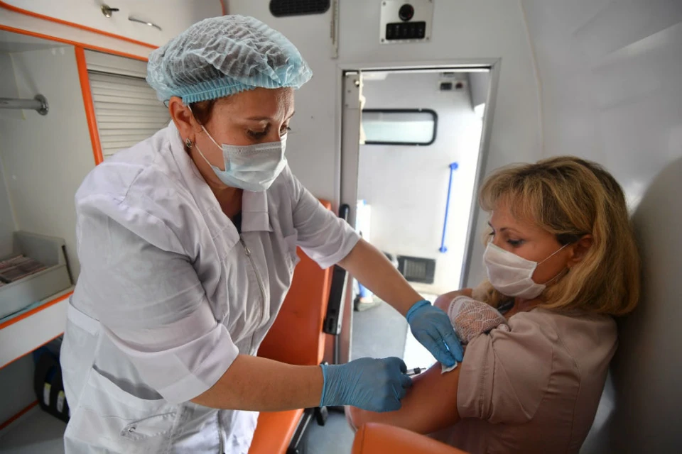 В какой последовательности ставить прививки от гриппа и коронавируса, рассказали врачи из Иркутска