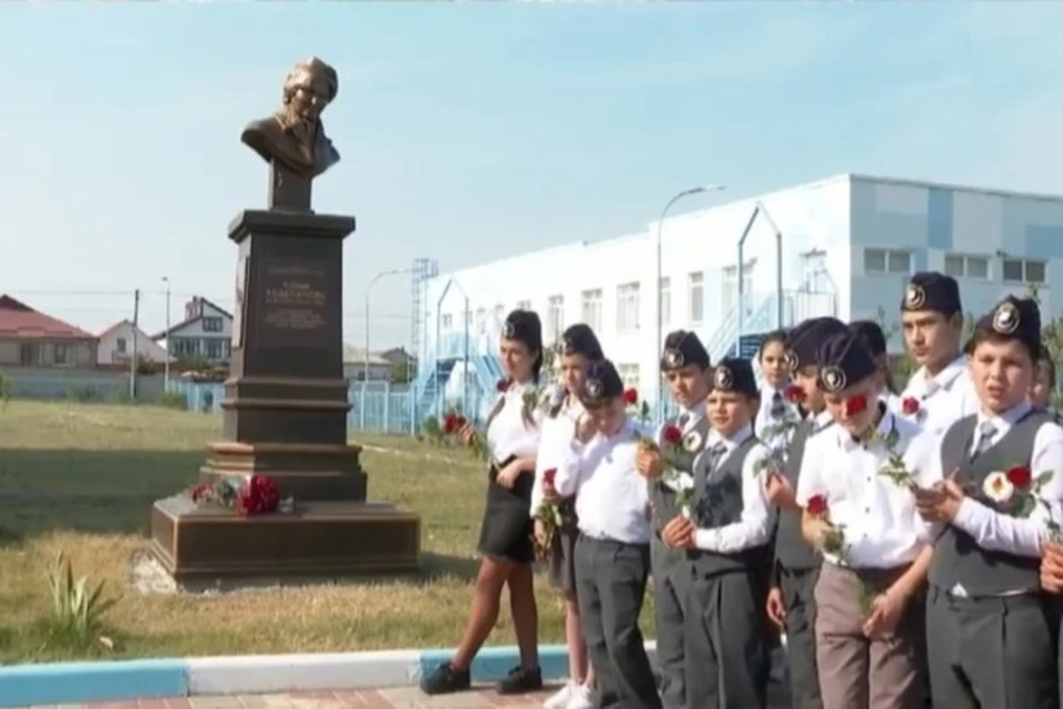 В Симферополе открыли памятник Алиме Абденановой возле школы №44. Фото: "Крым 24"
