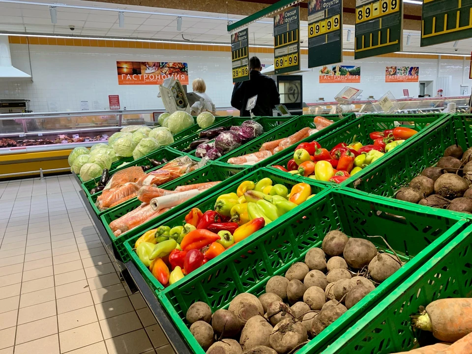 СанПиНы запрещают хранить продукты рядом с токсичными веществами.