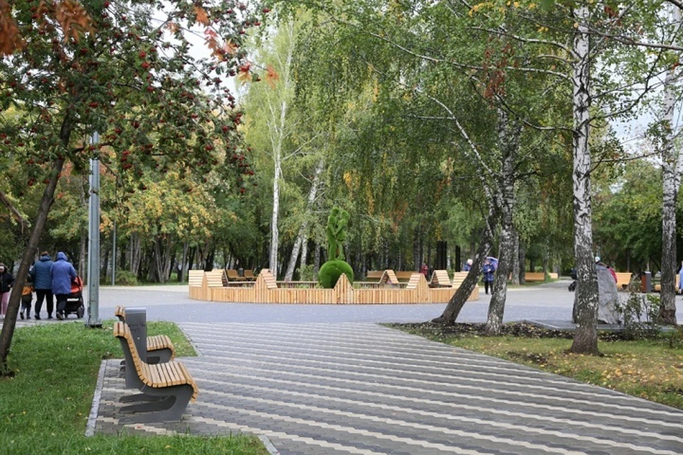 Больше всего внимание горожан в новом сквере привлекает центральная клумба с полукруглыми скамьями и топиарной фигурой Фото: пресс-служба администрации Нижнего Тагила
