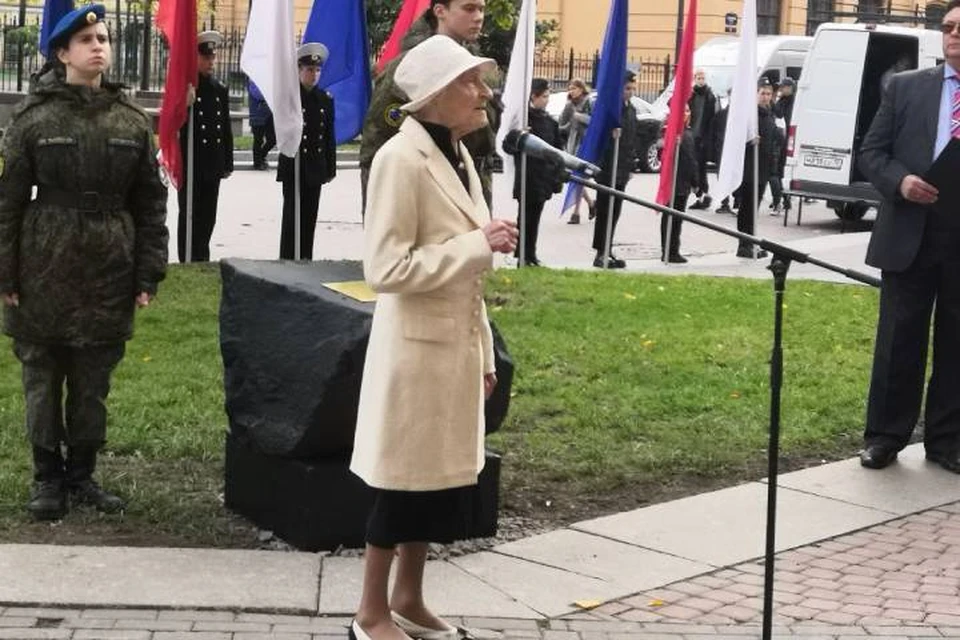 В Петербурге установили закладной камень на месте будущего памятника Блокадному Учителю / Фото: Администрация Центрального района