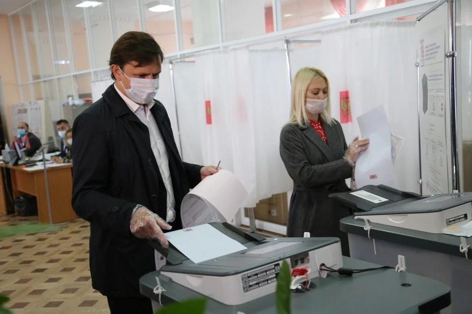 Губернатор Андрей Клычков вместе с супругой проголосовали на выборах. Фото: пресс-служба Правительства Орловской области