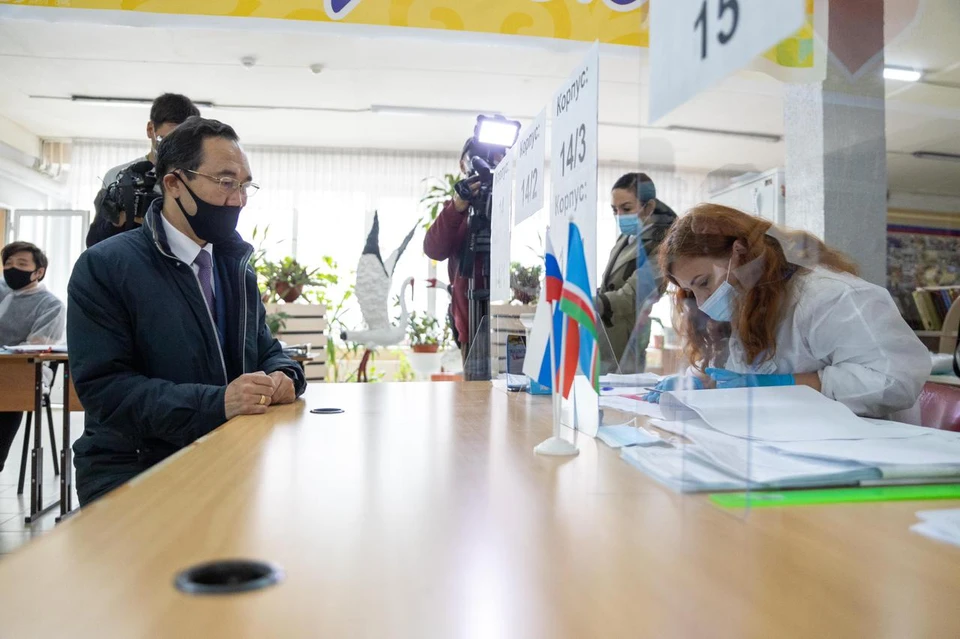 Глава Якутии одним из первых пришел на избирательный участок. Фото: сайт правительства республики