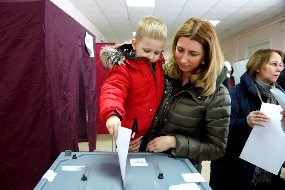 Как голосуют на своих. Люди голосуют на выборах. Фотографирование на выборах. Люди голосуют в России. Выборы фото.