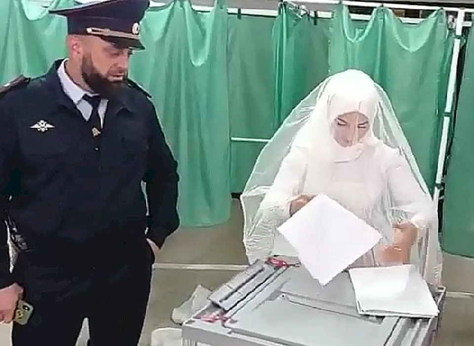 Невеста проголосовала в день свадьбы. Фото: стоп-кадр видео.