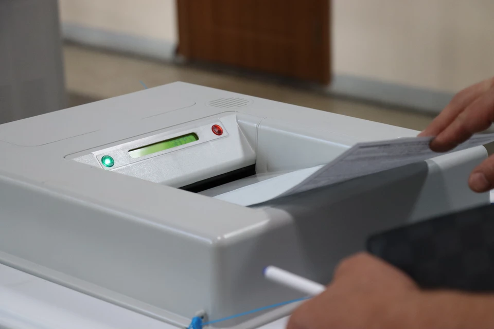 Процесс голосования на избирательном участке №312 в Южно-Сахалинске