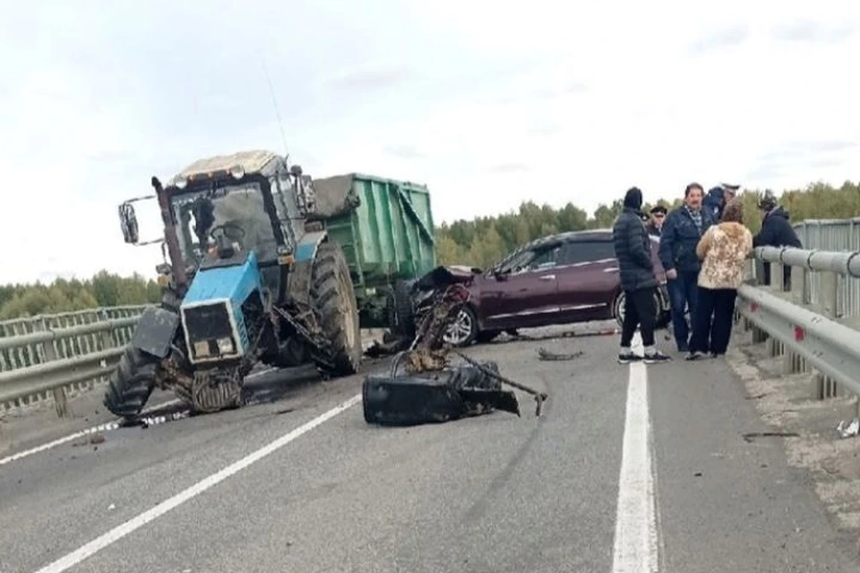 Запчасти машин от удара откинуло на пару метров. Фото: группа ВКонтакте "Жесть Ярославль"