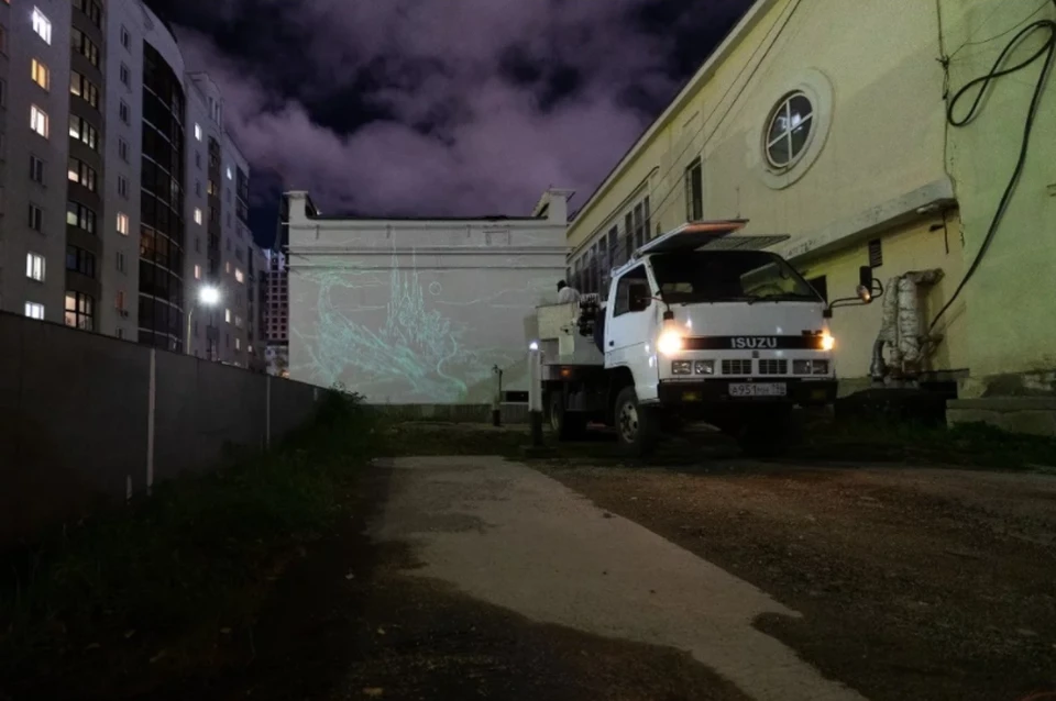 Дракон разместился на будке в центре Екатеринбурга. Фото: предоставлено организаторами фестиваля STENOGRAFFIA