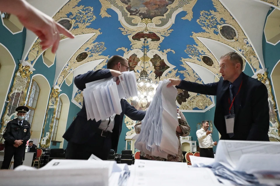 Идет подсчет голосов, отданных новым депутатам в Госдуму России.