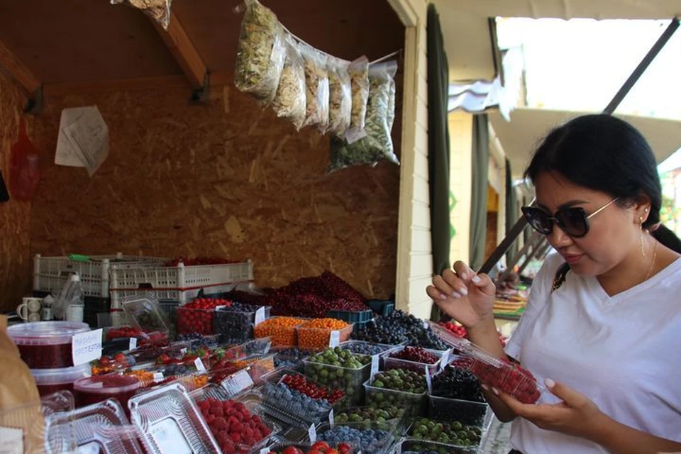 На ярмарке можно купить продукцию от местных производителей.