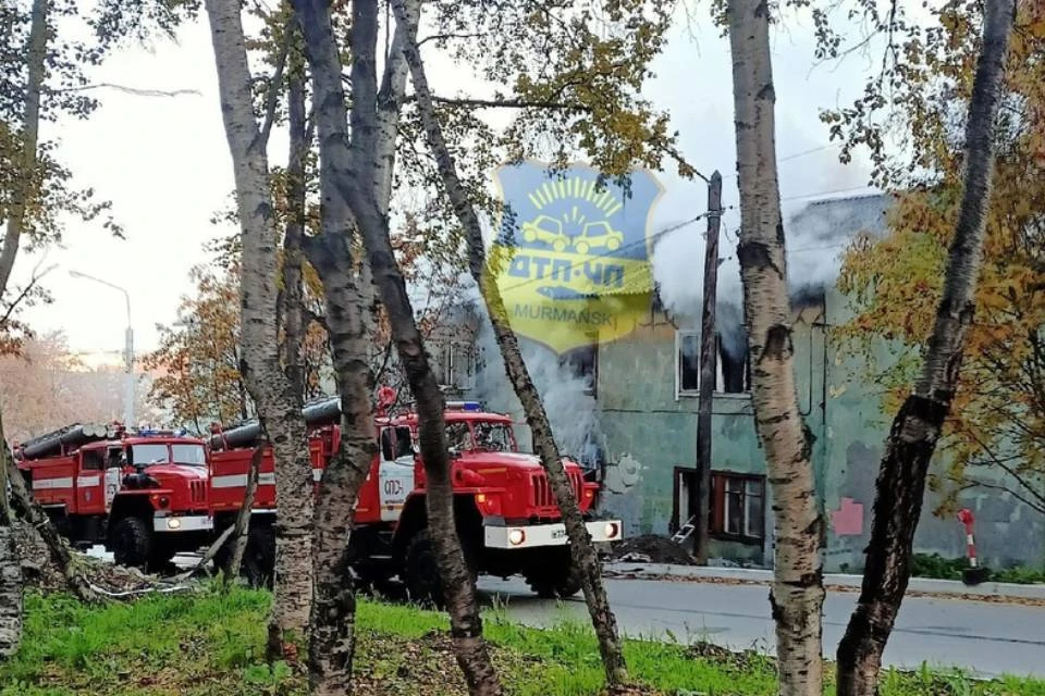 На улице Радищева в Мурманске сгорела очередная деревяшка. Фото: vk.com/murmansk_dtp