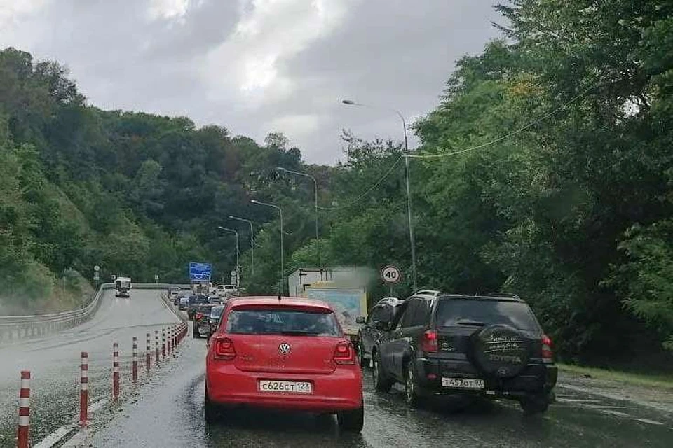 Сотни машин собрались на дороге и не могут продолжить движение.