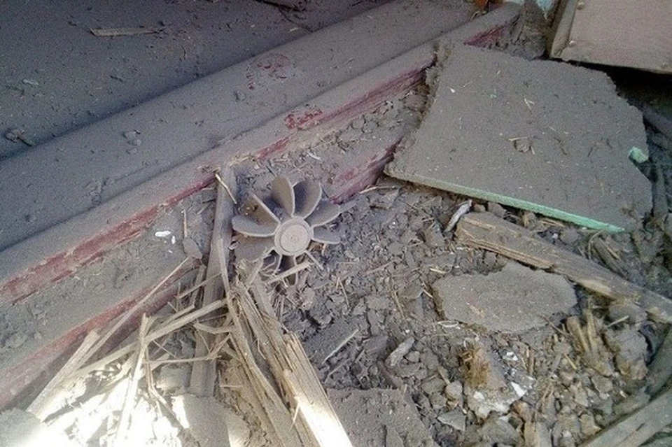 Один из боеприпасов боевиков ВСУ попал на территорию школы-интерната. Фото: архив Представительства ЛНР в СЦКК
