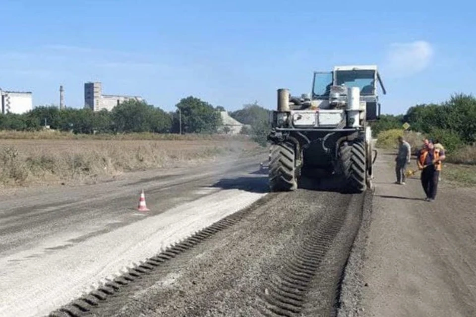 В ДНР впервые применили технологию ресайклинга для ремонта дорог. Фото: Минтранса ДНР