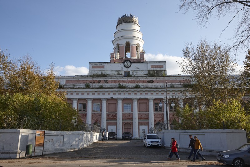 В результате пожара с башни корпуса рухнул металлический шпиль. Фото: архив КП