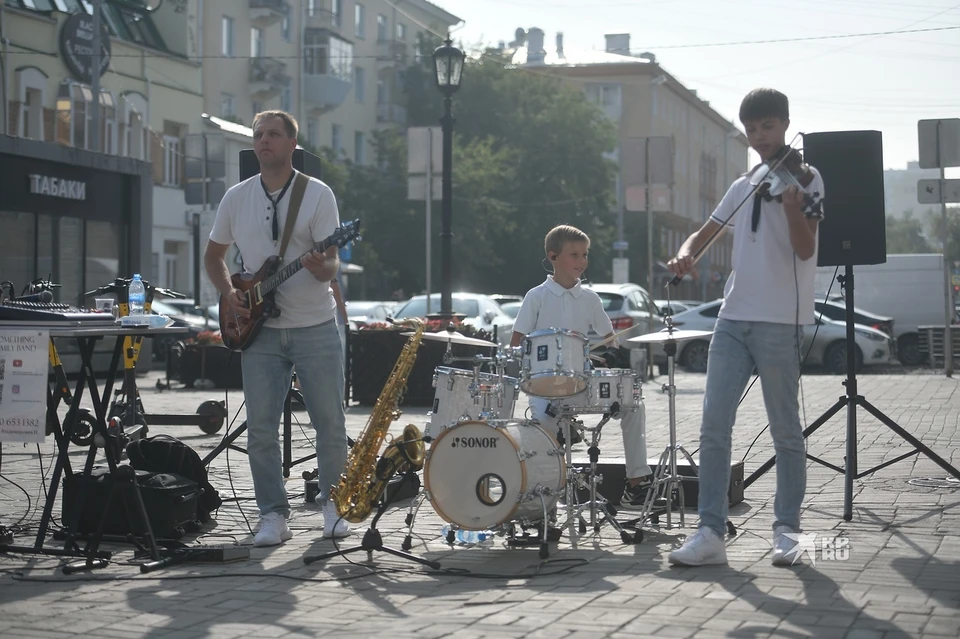 Музыкальное трио Александра Нечитайло и его сыновей стремительно набирает популярность в интернете