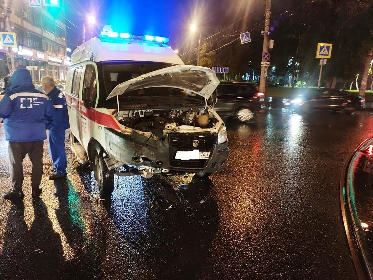 В Самаре молодой водитель столкнулся с каретой скорой помощи - KP.RU