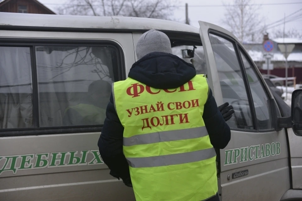 Узнать о вынесении запрета на выезд за пределы РФ можно через портал «Госуслуги» в разделе «Судебная задолженность».