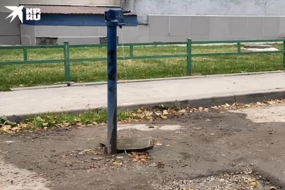 Неисправная колонка в центре Рязани заливает всю округу.