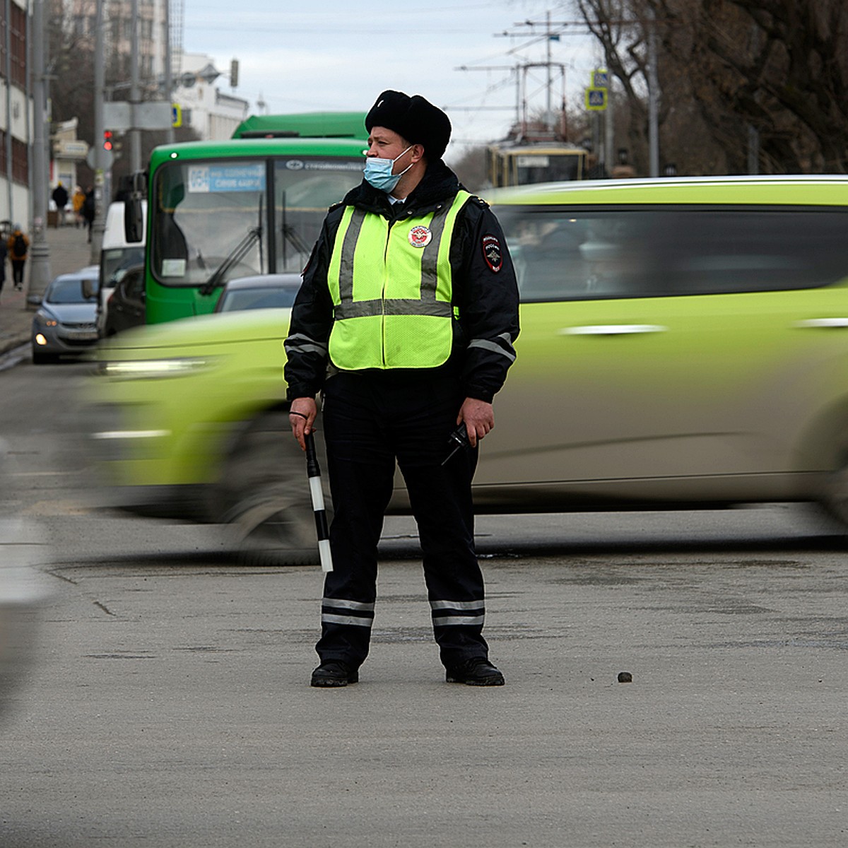 Вооруженный пистолетом водитель Mercedes сбежал от сотрудников ГИБДД в  Москве - KP.RU