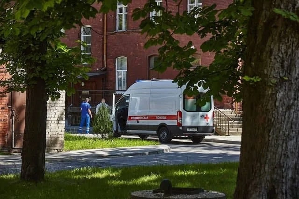 Сегодня в Калининградской инфекционной больнице все 400 коек для заболевших коронавирусом заняты.