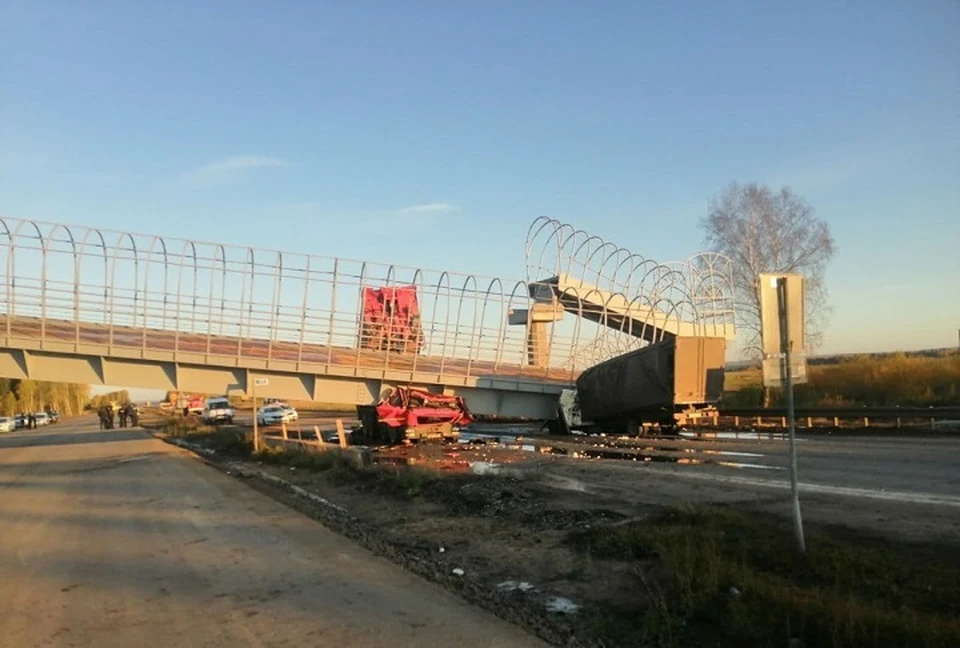 Мост упал на трассе Пермь - Екатеринбург. Фото: Татьяна Коробицина.
