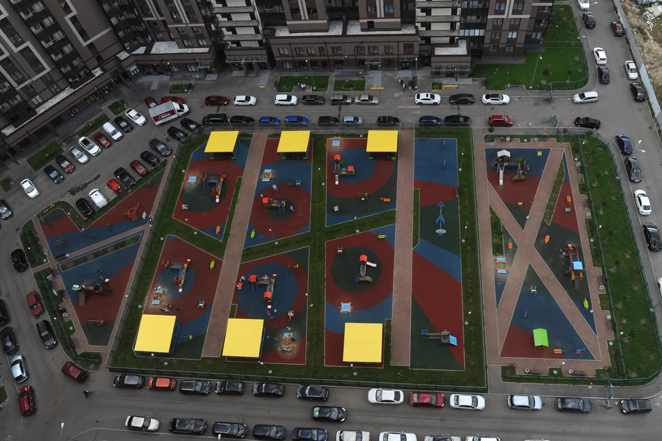 Контролировать парковку во дворах будет новая структура Смольного.