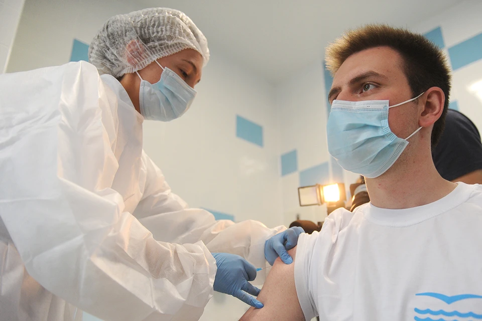Более 40 миллионов россиян полностью привились от коронавируса, но для выработки коллективного иммунитета этого недостаточно.