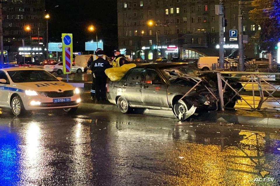 В Новосибирске «Лада» на скорости врезалась в забор. Фото: "АСТ-54".