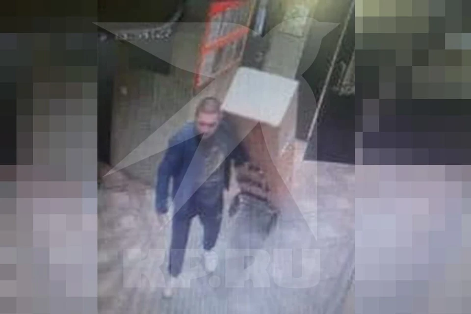 Камеры видеонаблюдения сняли, как ящик с телом Татьяны Ткаченко выкатил из подъезда и загрузил в машину сын покойной пары Александр Ткаченко.