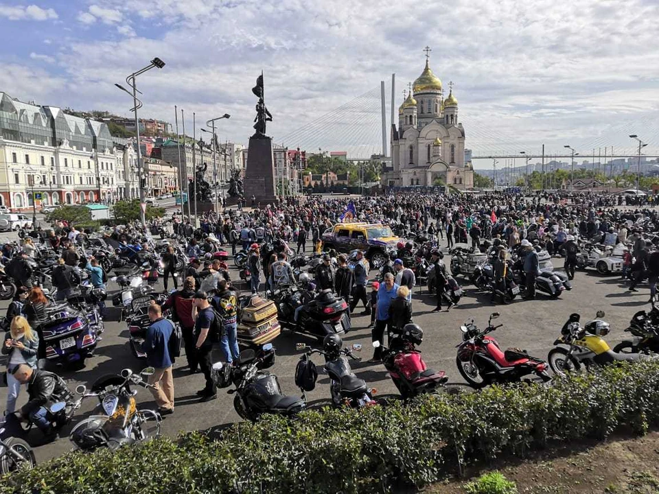 Мощнейшие «мотаки» красуются на площади города. Фото: предоставлено читателем КП