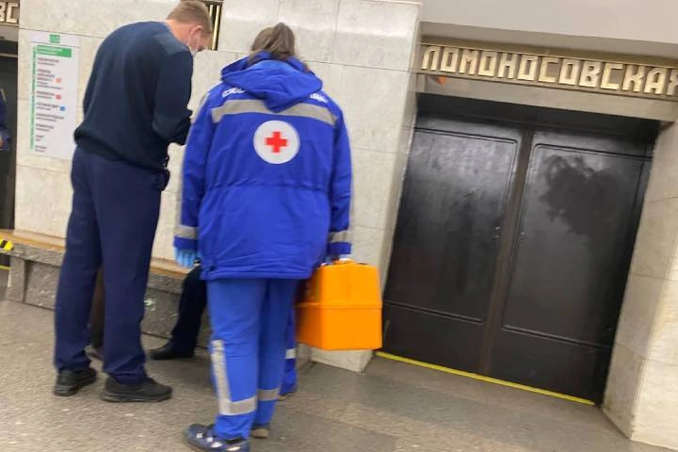 Станцию "Ломоносовская" закрыли из-за падения пассажира на эскалаторе