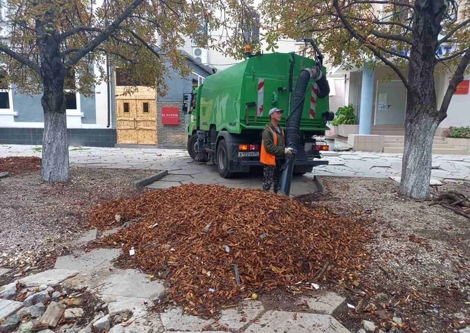 Симферопольские улицы по ночам приводят в порядок 10 машин-пылесосов. Фото: пресс-служба администрации крымской столицы