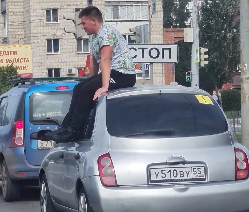 Омич прокатился на крыше, а штраф за него пришлось платить водителю.