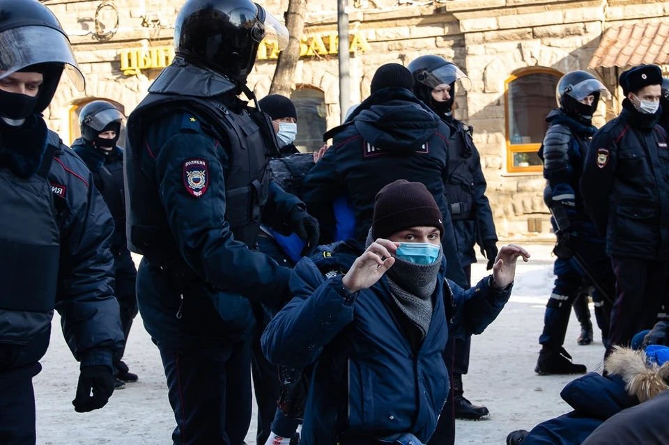 Пятерых молодых людей осудили за организацию протестов.