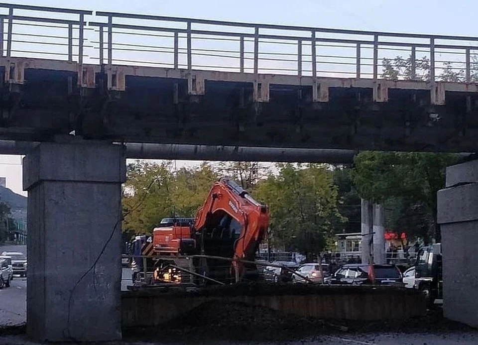 Мост обрушился после проезда груженого тягача. Фото: www.instagram.com/dps_kontrol125rus