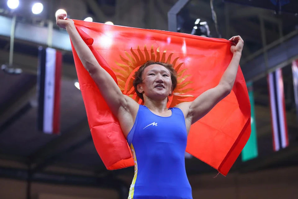 Айсулуу Тыныбекова завоевала золотую медаль Чемпионата мира по борьбе.