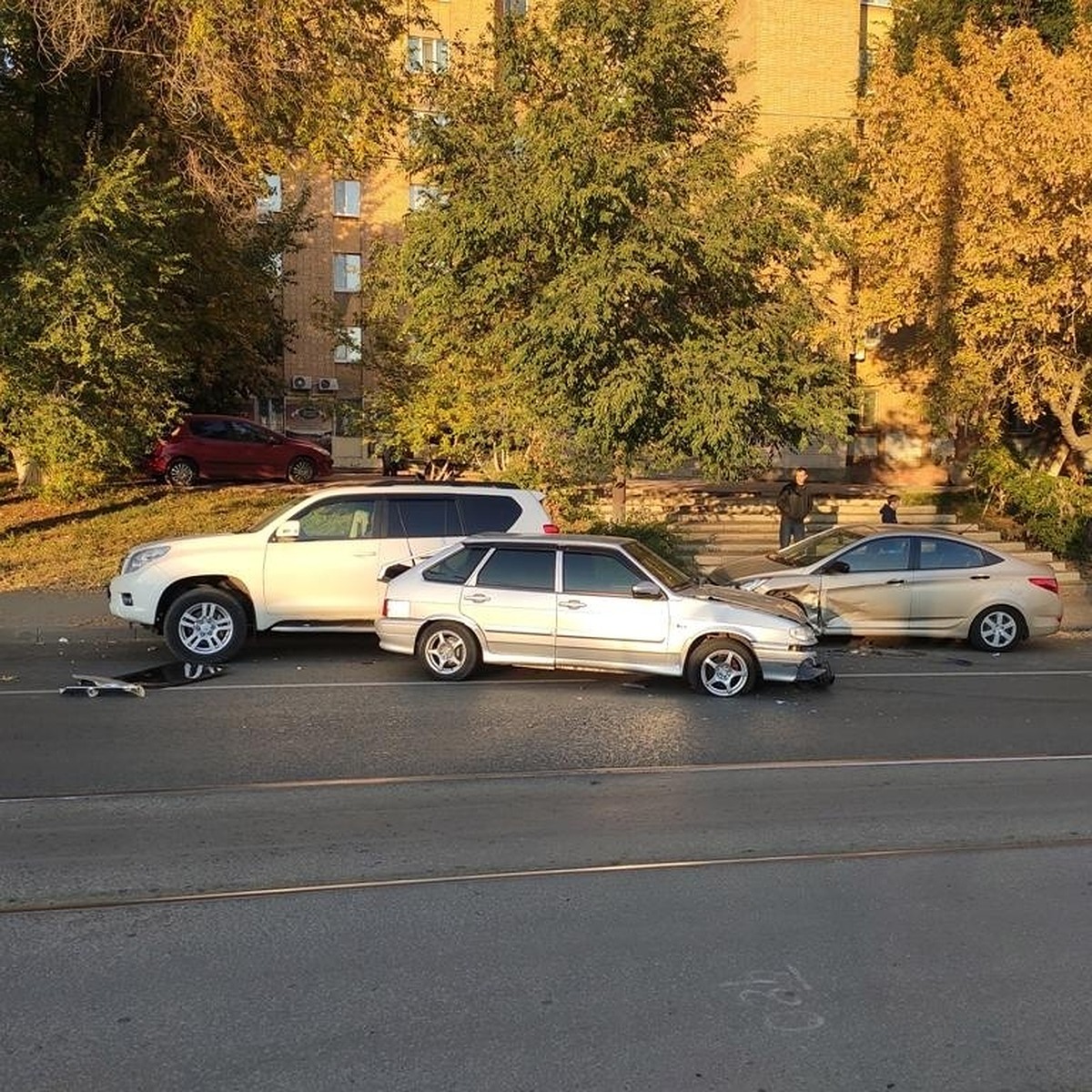 В Самаре ярая нарушительница ПДД врезалась в припаркованные автомобили на  улице Партизанской - KP.RU