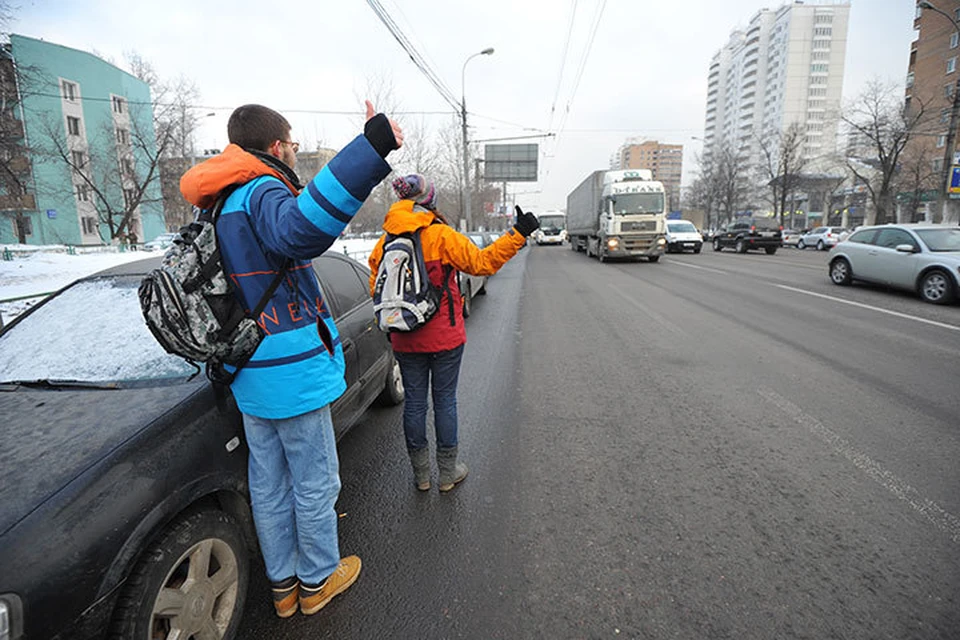 Туристы мечтали объехать страну автостопом.