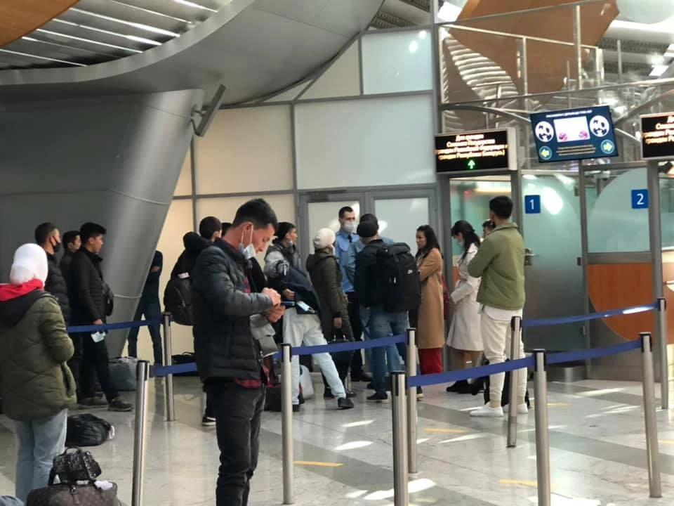 На утро 7 октября в Международном аэропорту «Шереметьево» находится около 100 граждан Кыргызстана.