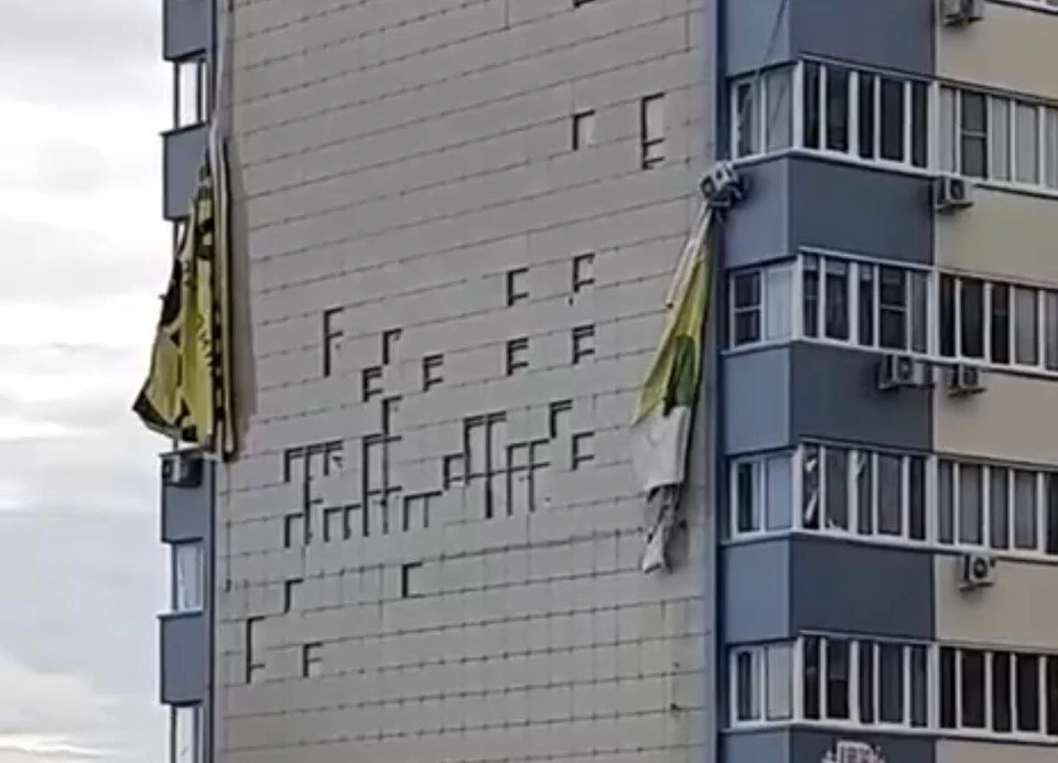 Фасадная плитка осыпалась с многоквартирного дома, порывами ветра разорвало и рекламный баннер