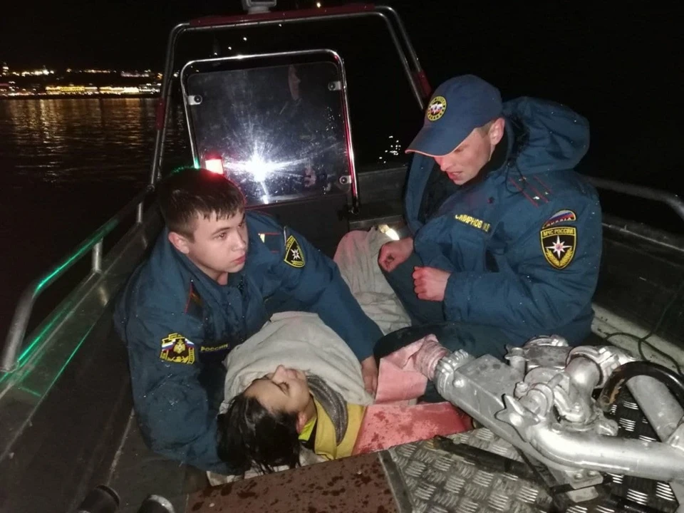 Пострадавшую доставили на берег на катере.