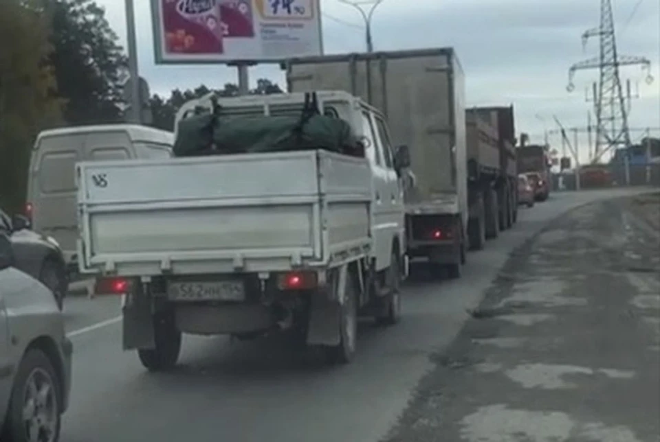 По Бердскому шоссе растянулась огромная пробка от улицы Большевистской. Фото: Кадр из видео