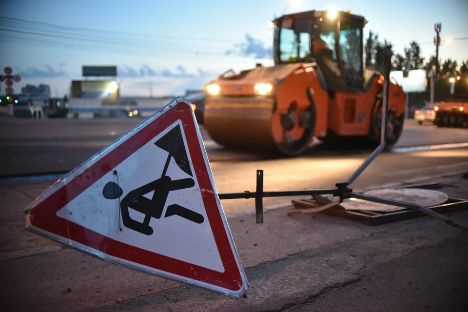 Глав двух крупных фирм подозревают в махинациях на ремонте омских дорог.
