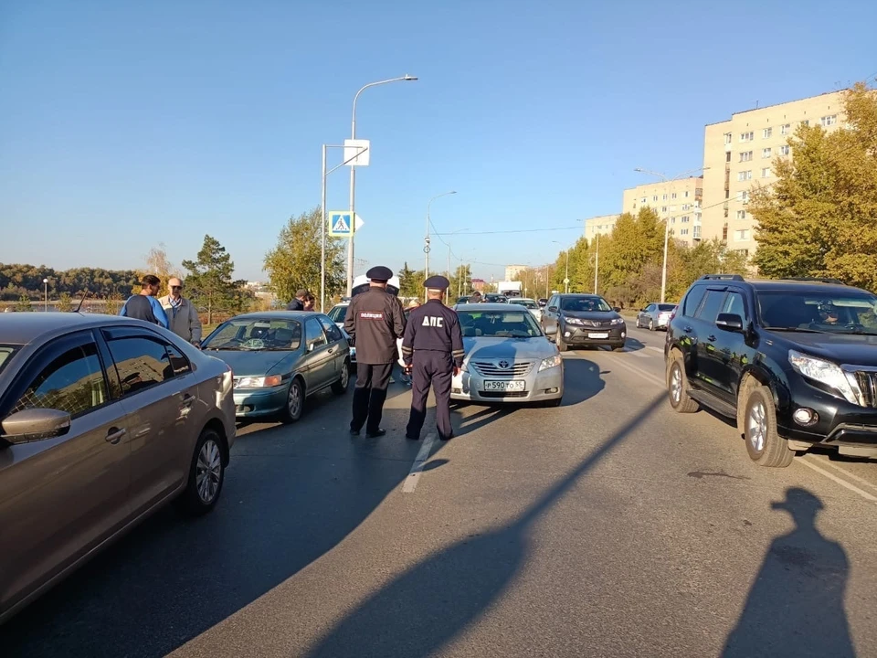 Пешеход омск. Авария на Иртышской набережной Омск. ДТП на Иртышской набережной в Омске. Авария на набережной Омск сегодня.